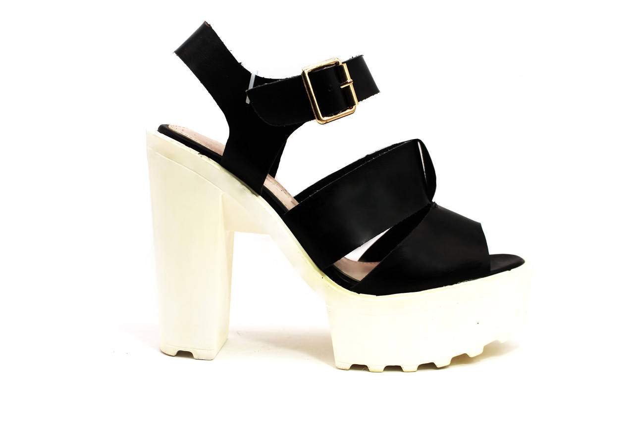 

Босоножки женские черного цвета на массивных каблуках 38