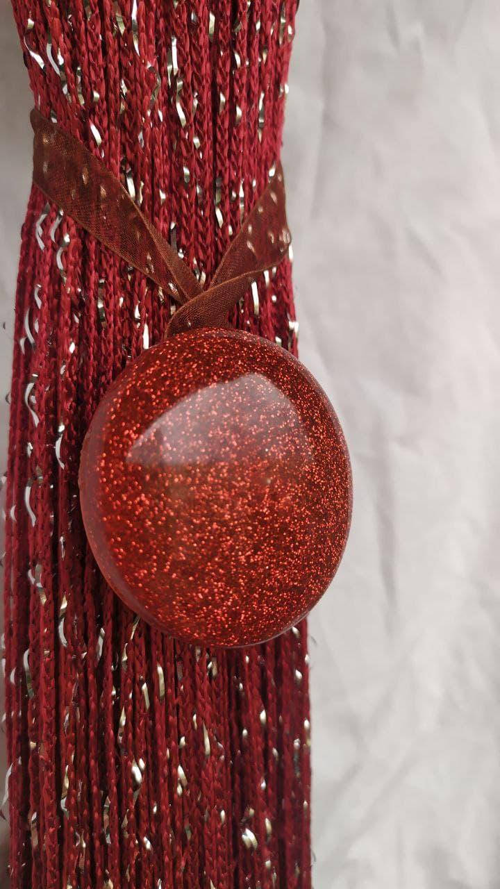 

Магнит подхват круглый красный с блестками для штор, занавесок, штор нитей на полупрозрачной ленте пластиковый