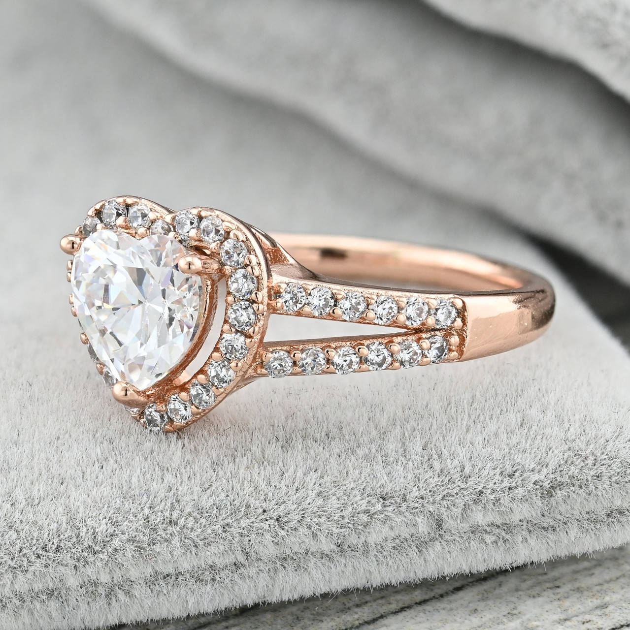 

Кольцо Xuping 35444 белые фианиты позолота РО размер 18