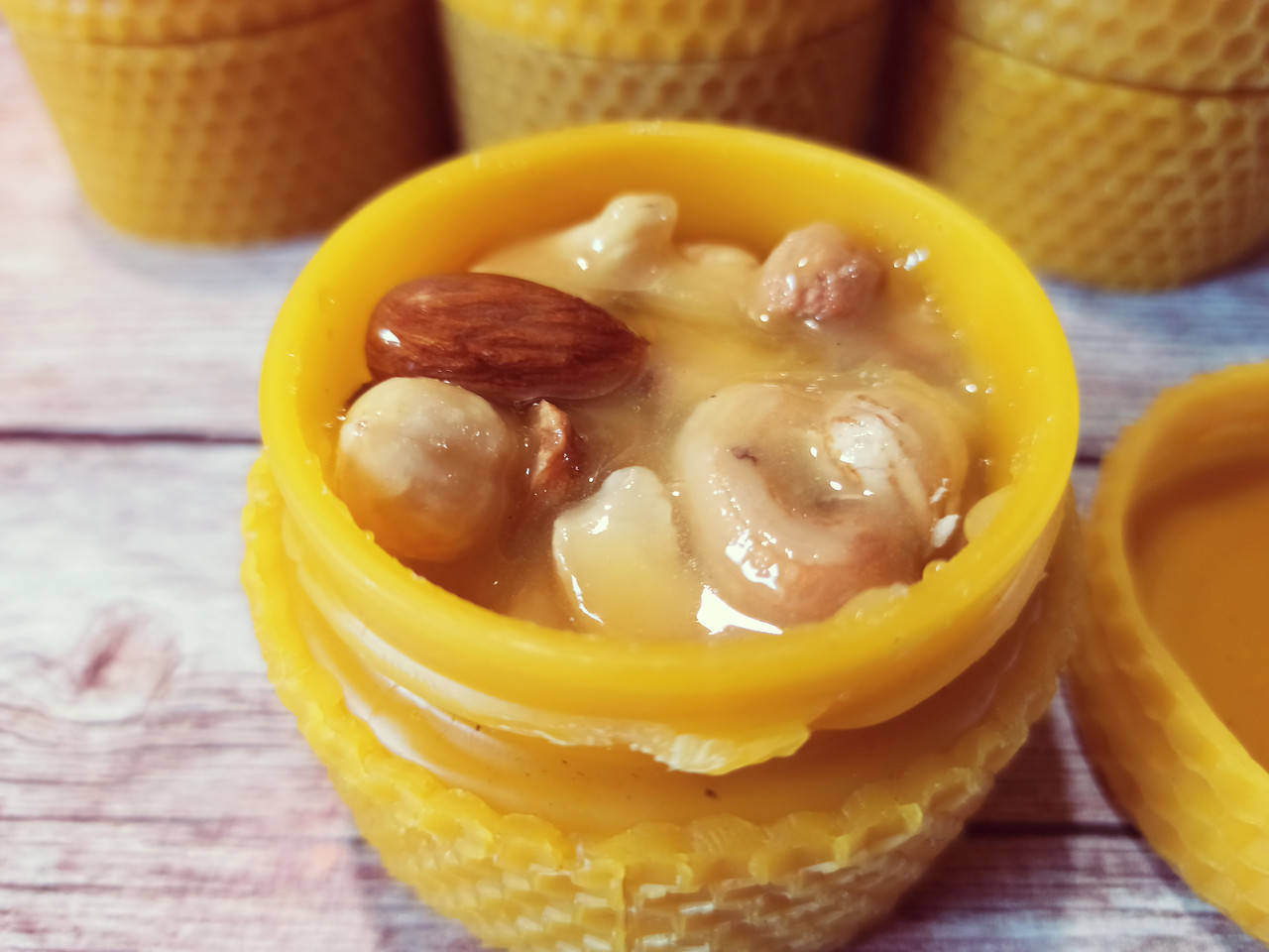 

Орешки ассорти с медом подсолнуха в восковой баночке 100 мл (100 грамм)