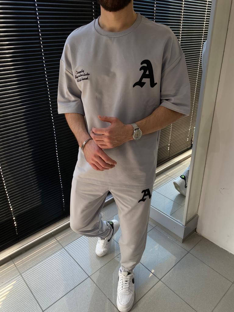 

Мужской летний оверсайз комплект ( штаны + футболка ) в сером цвете. Стильный костюм с вышитыми эмблемами L, Серый