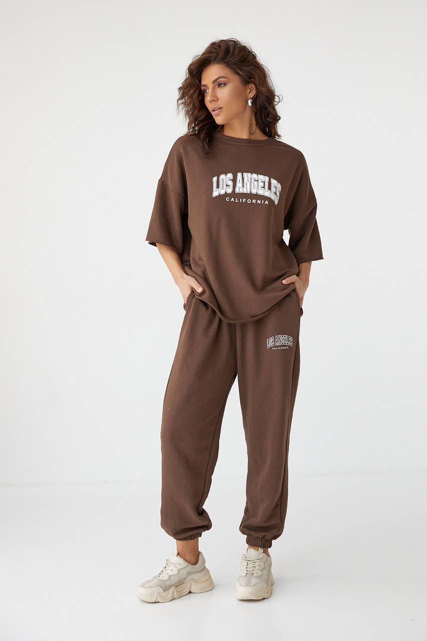 

Свободный трикотажный костюм с принтом Mai - коричневый цвет, S (есть размеры)