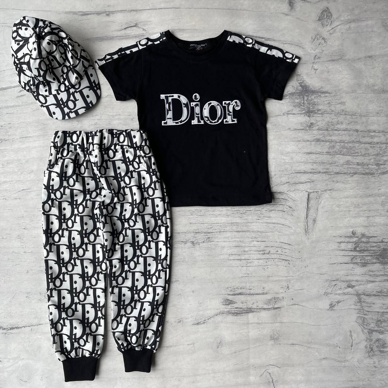 

Летний костюм в стиле Dior с кепкой на девочку 30. Размер98 см, 110 см, 134 см, 146 см