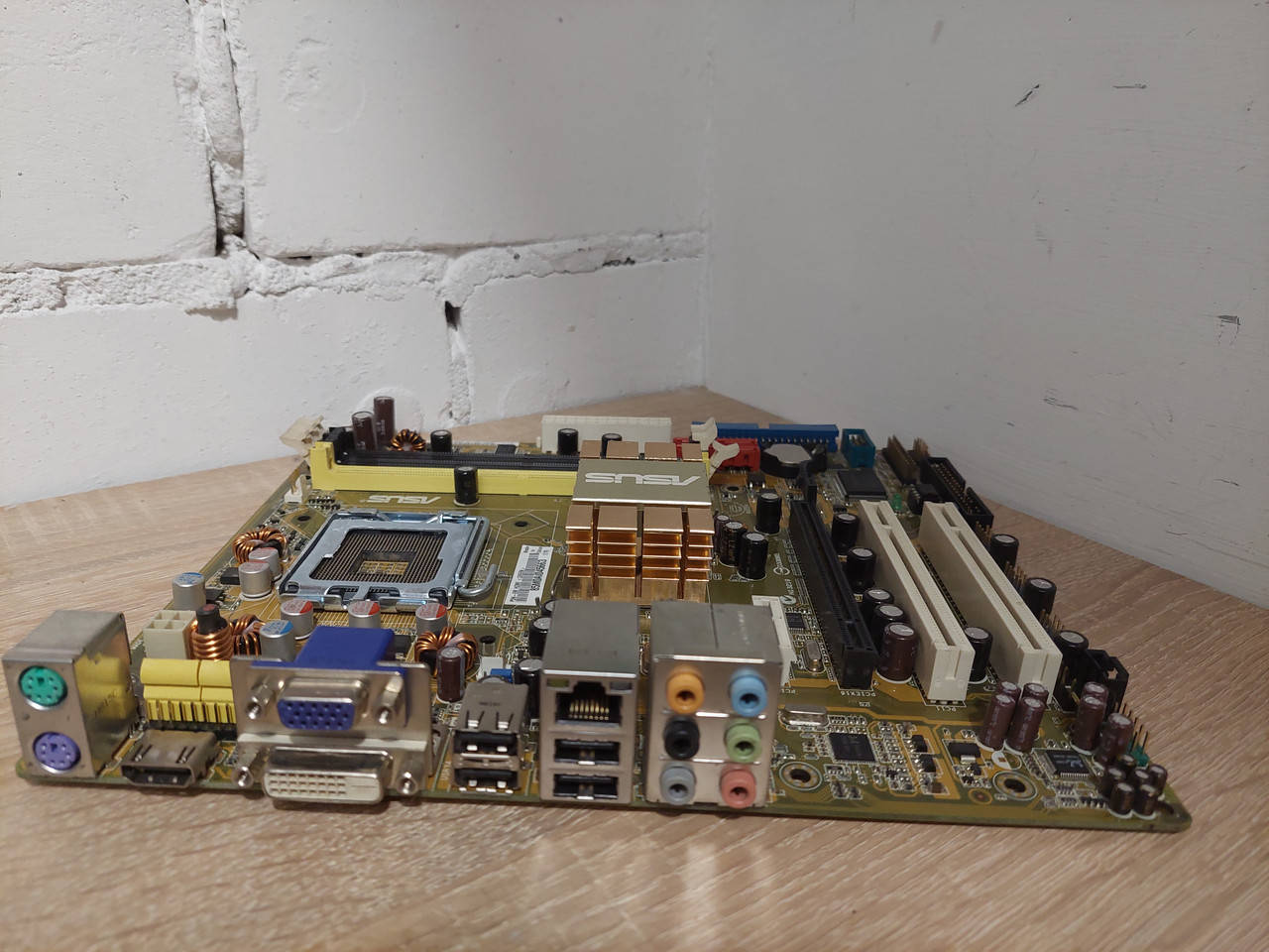 

Материнская плата ASUS P5N-EM HDMI Socket LGA775✔MicroATX ✔3x DDR2