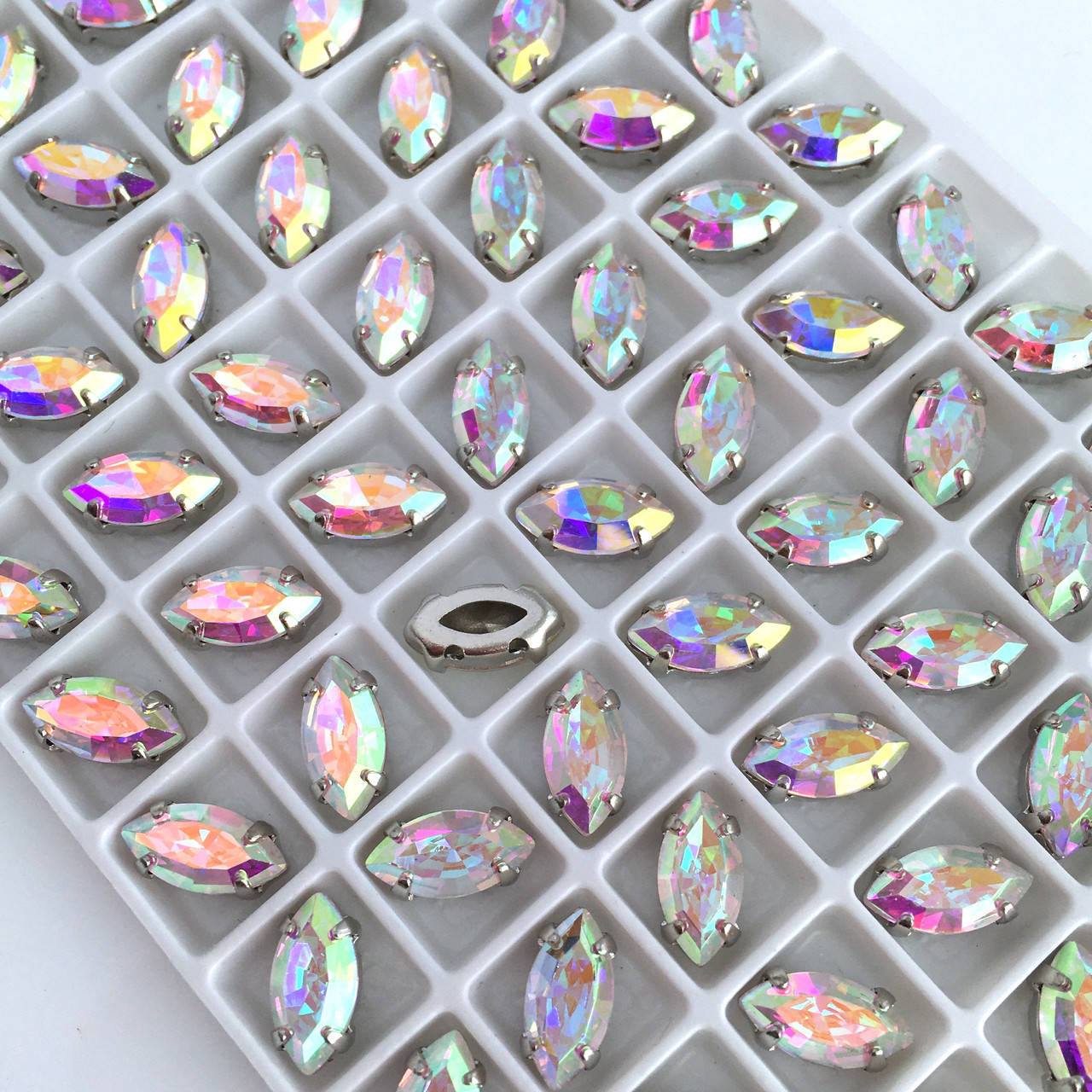 

Кристаллы LUX в оправе. Маркизы 5х10 мм. Радужный. Цвет оправы: серебро. Цена за 1 шт.