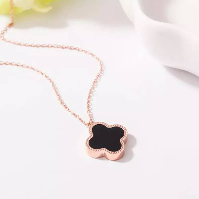 

Колье подвеска черный клевер на цепочке