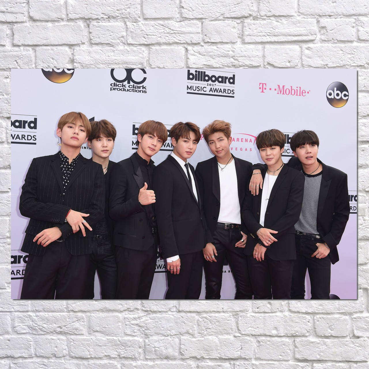 

Плакат "БТС, у стены с логотипами, Bangtan Boys, BTS" (артикул 2648) 28, Полуглянец, 42