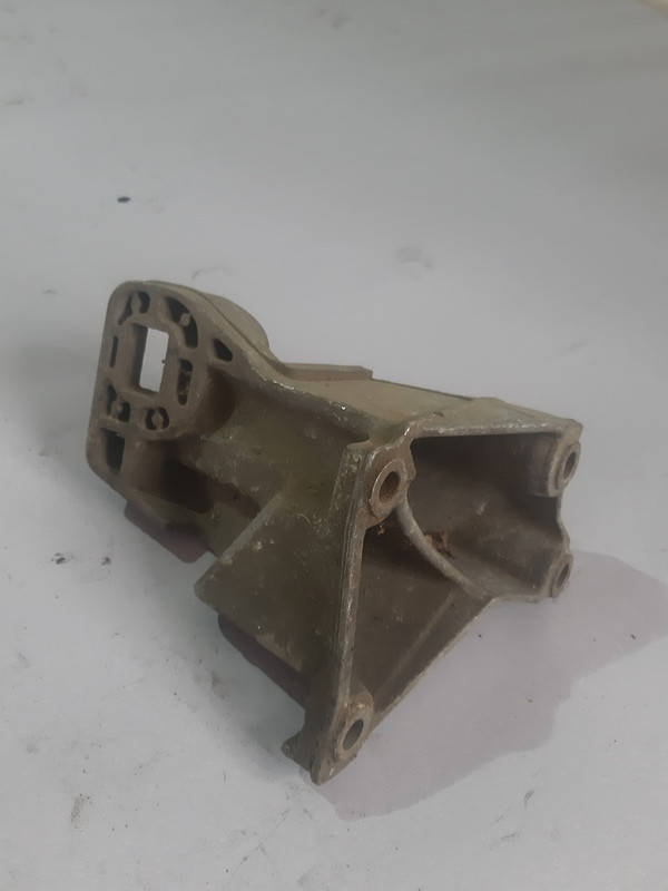 

Кронштейн двигателя Audi 80 b4 8a0199307b
