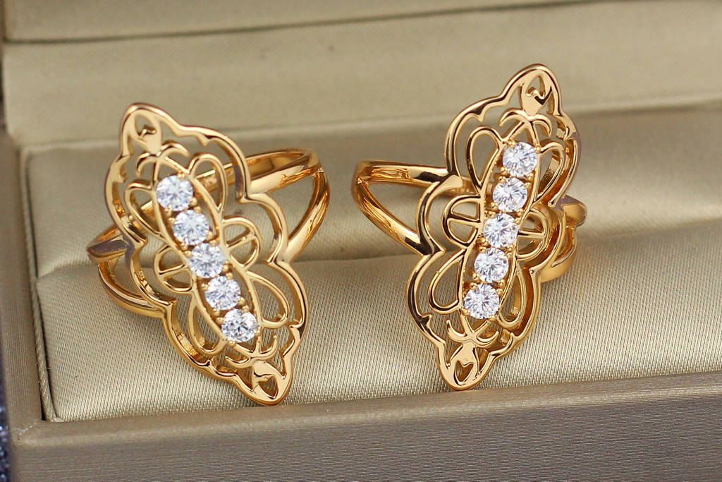 

Кольцо Xuping Jewelry перстень ажурный с пятью камнями р 21 золотистое