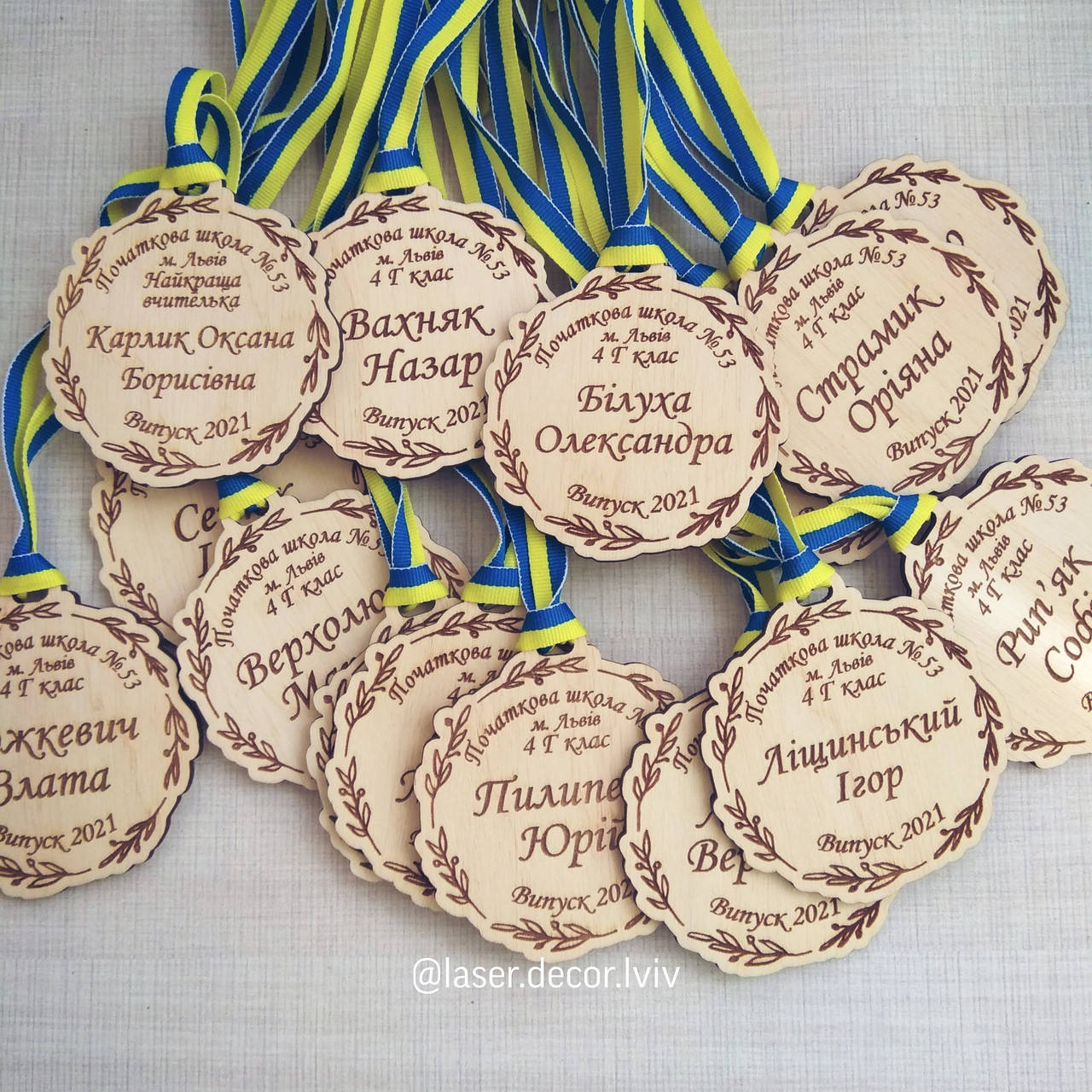 

Медалі дерев'яні для випускників іменні