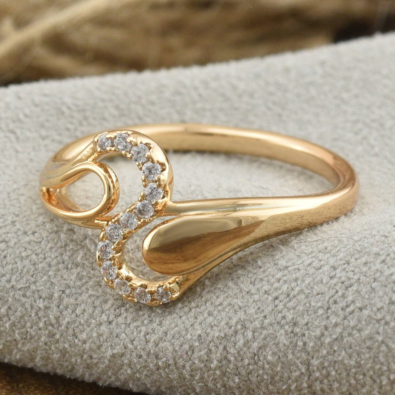 

Кольцо Xuping 30669 ширина 11 мм белые фианиты позолота 18К размер 18