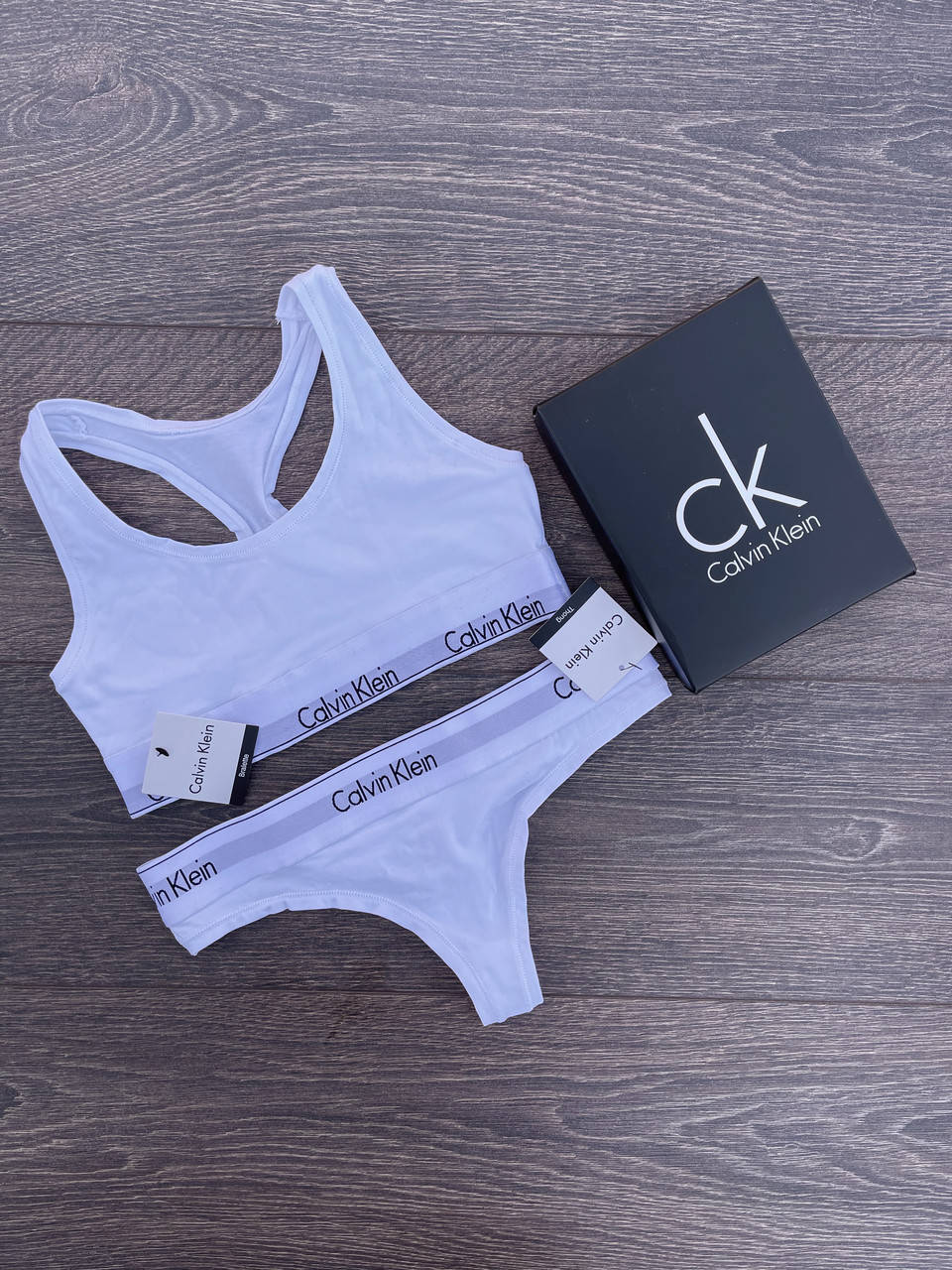 

Женский комплект белья Calvin Klein топ+стринги белый М