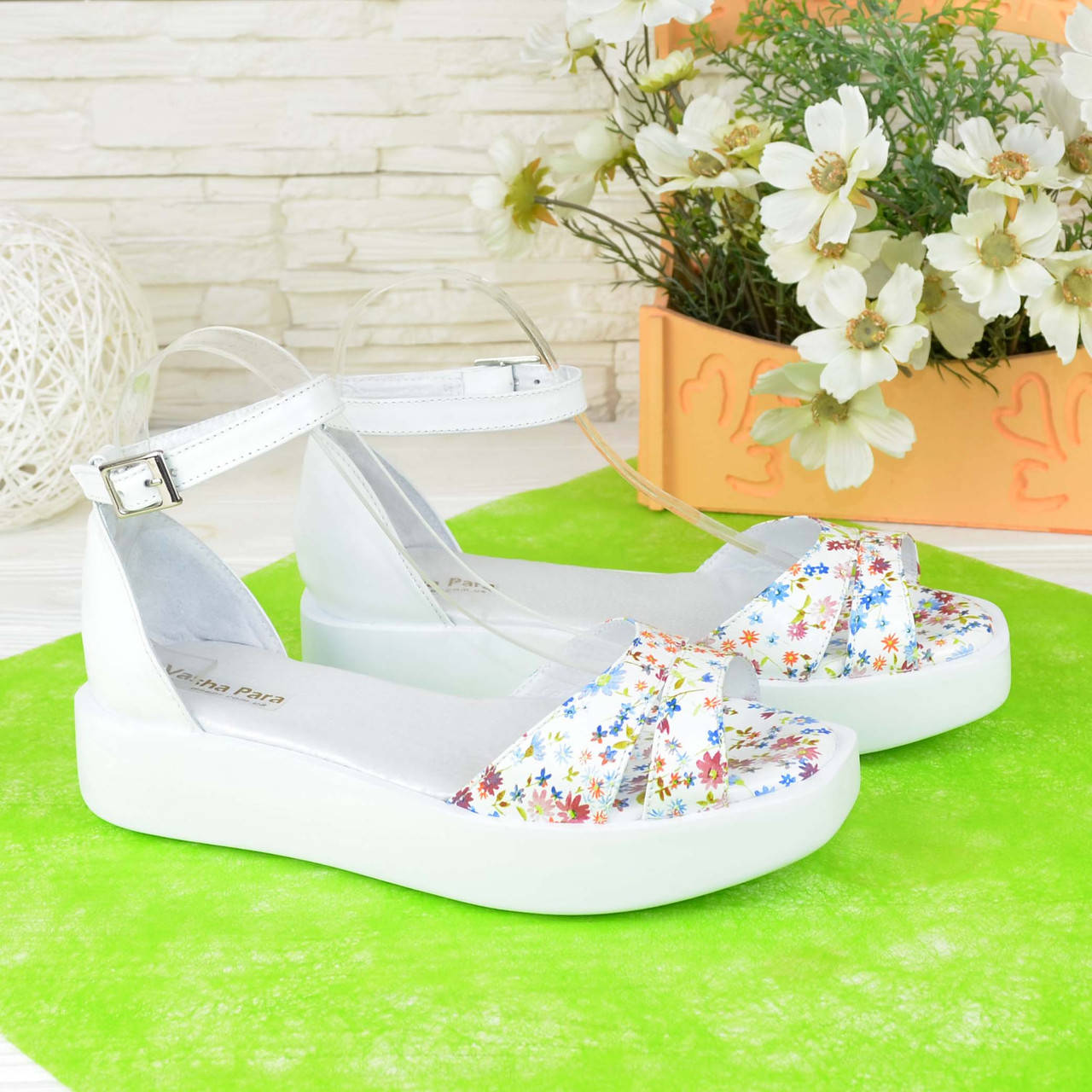 

Босоножки женские кожаные на танкетке, цветы/белый