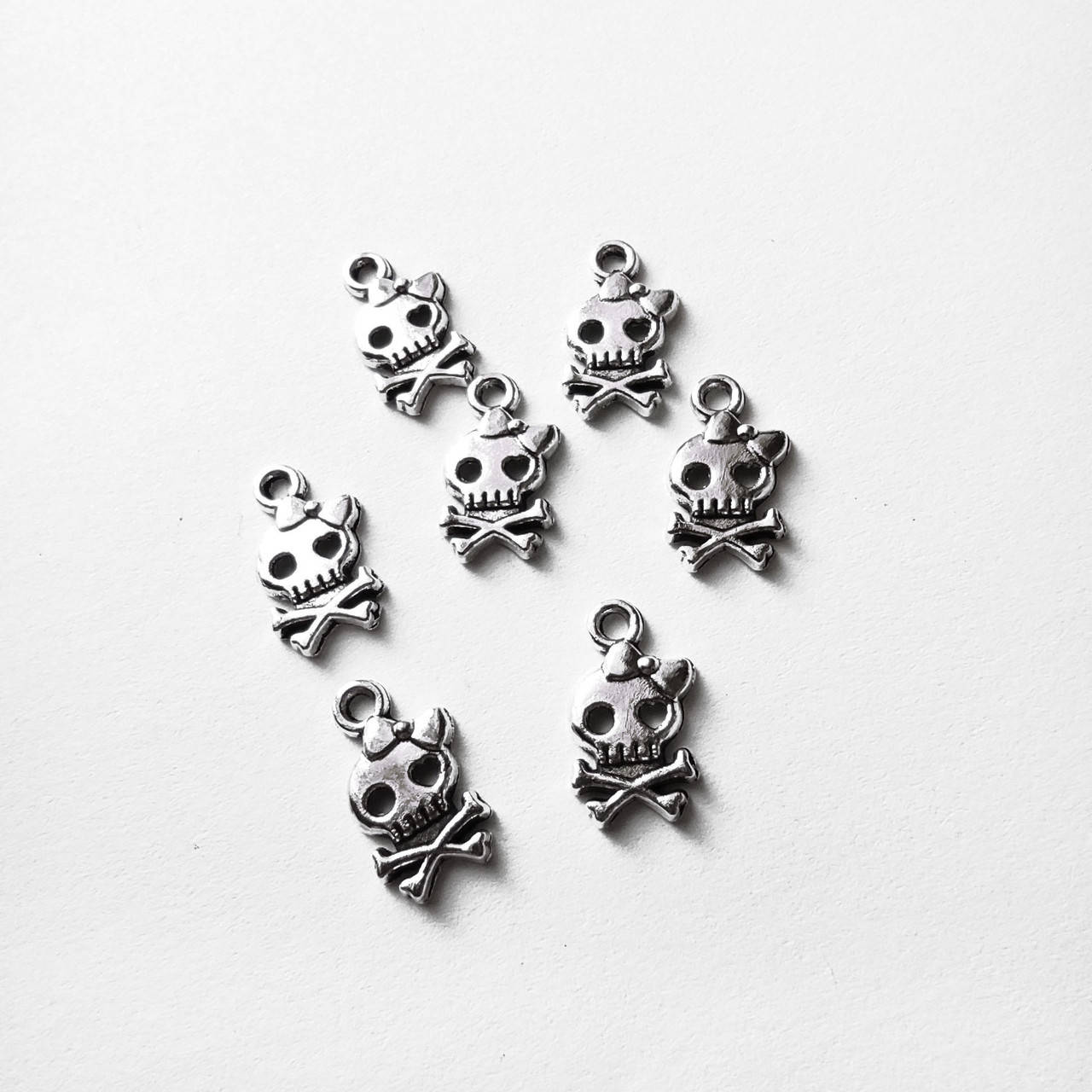 

Подвеска череп с бантиком 1,6 см