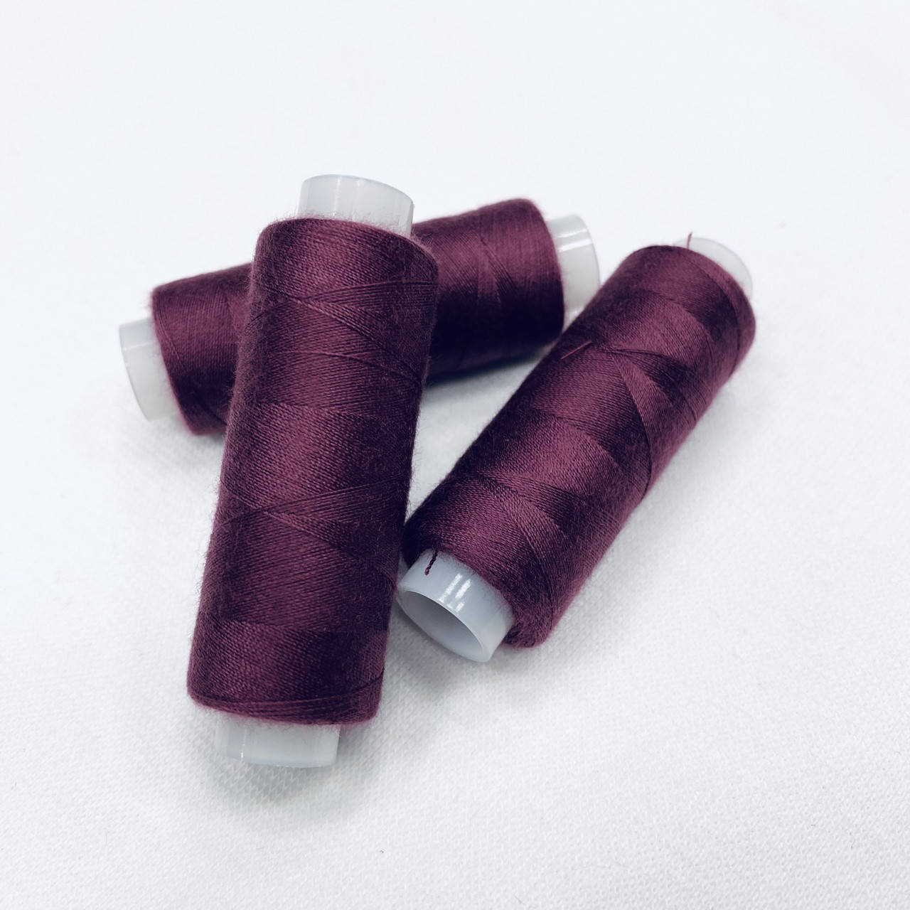 

Нитка Швейная для трикотажа Omega 1092 цвет слива плотность 120 намотка 200м 100% полиэстер штапельная нить, Сливовый