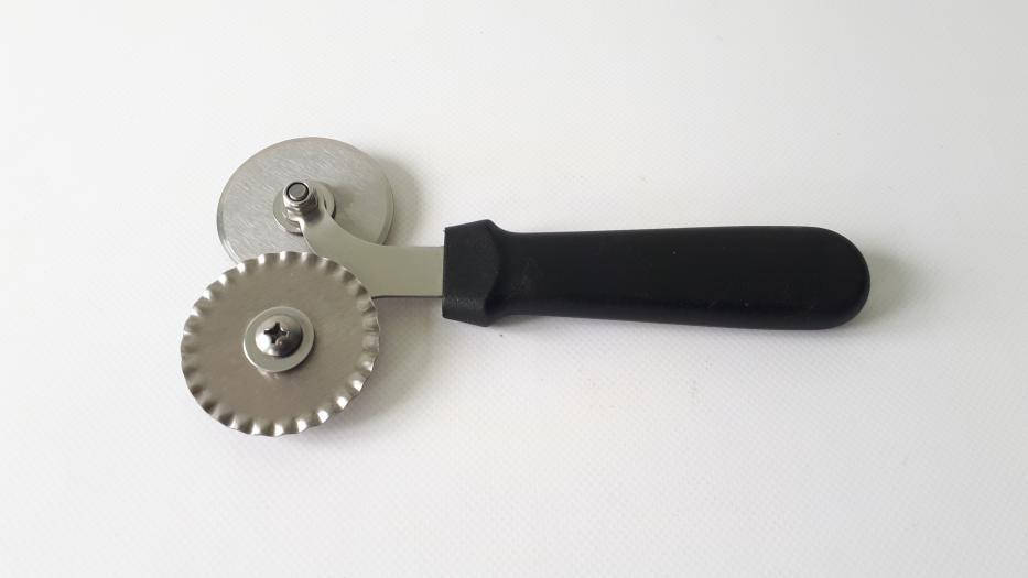

Колесо для чебуреков и нарезки пиццы "Профи" L 20 cm, d 5,5 cm.