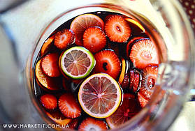 Кстати, есть принципиально два разных подхода к сангрии – покрепче и полегче. Мы описали полегче, а в покрепче добавляют чуть меньше воды и пару рюмок любимого бренди, рома, граппы, виски или что там у вас припасено. 