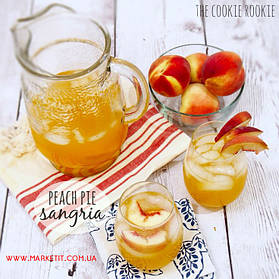 Белая сангрия не менее популярна. Напиток изготавливается на базе белого сухого вина, персиков, лайма, клубники, граната и других вкусных ингредиентов.