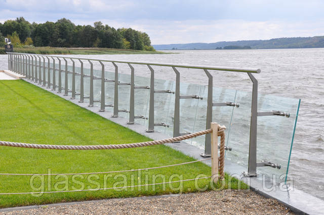 Скляне огородження