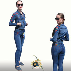 Короткая спортивная курточка превратилась в нарядную стильную вещь благодаря изящной вышивке розы. 