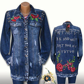 Очень стильный женский кардиган с вышивкой и надписью.