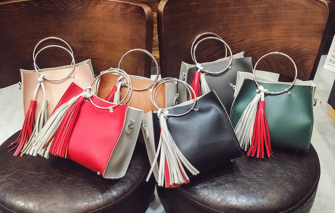 Двоколірна сумочка з ручками-кільцями