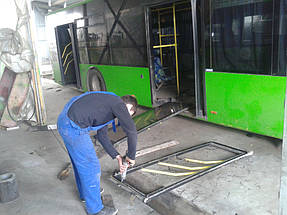 Замена дверных стекол на автобус ЛАЗ 183