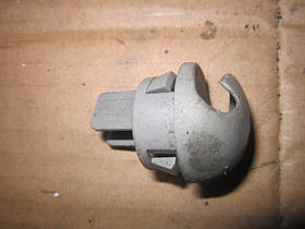 Гачок на торпеду Renault Trafic, Opel Vivaro 2001-2014 (Б/У)