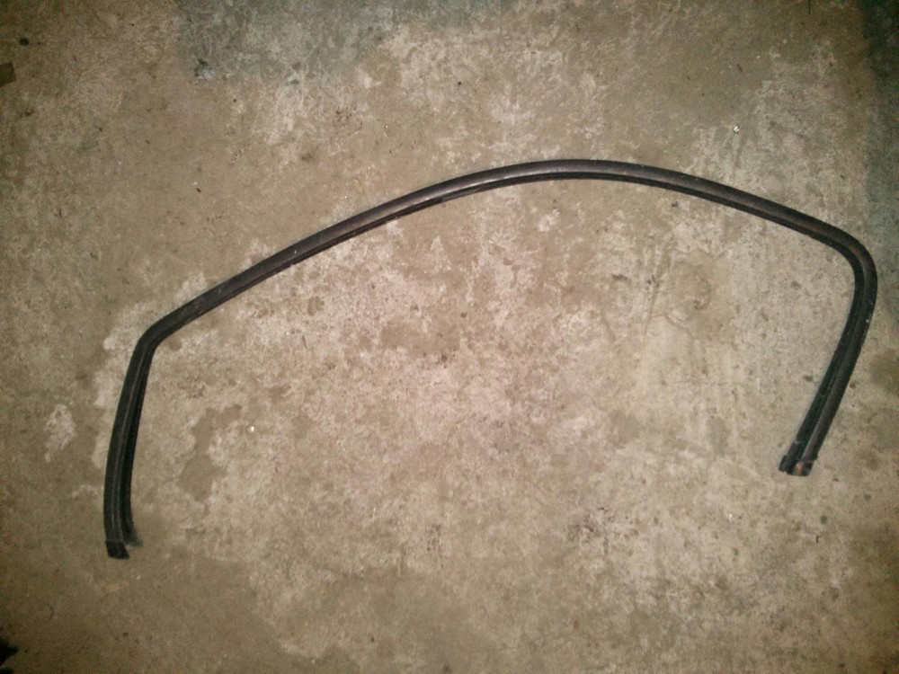 Ущільнювач скла передньої дверки Renault Trafic, Opel Vivaro 2001-2014 (Б/У)