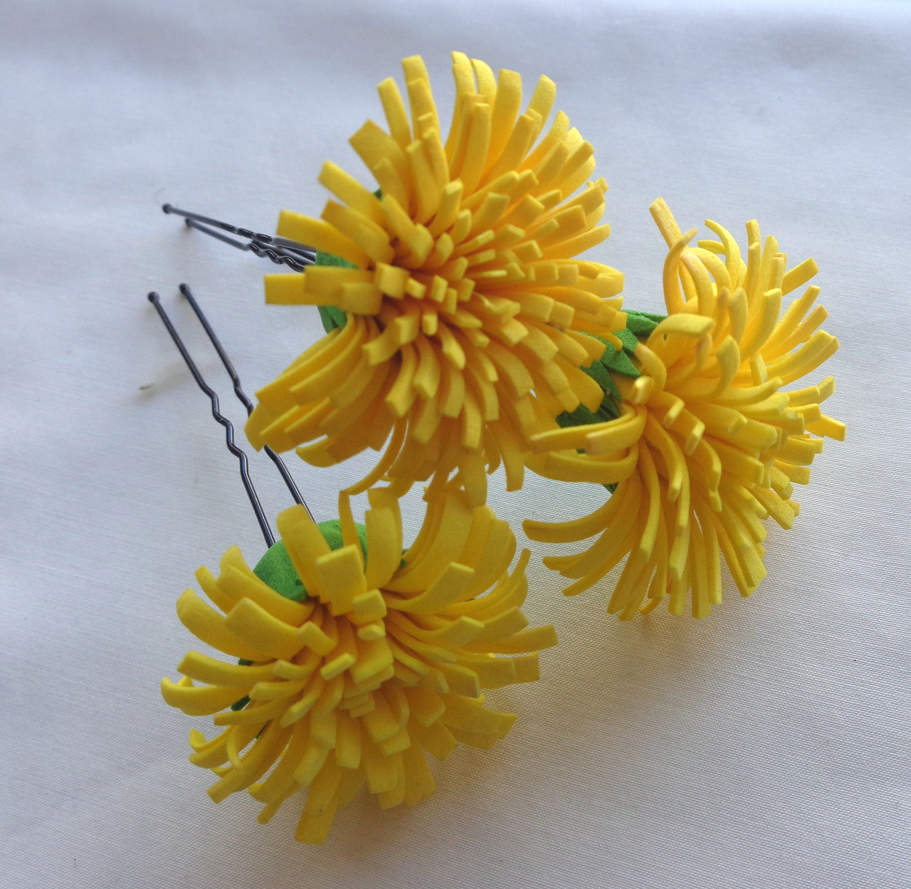 Шпильки для волосся з квіткою з фоамирана ручної роботи "Кульбаба"