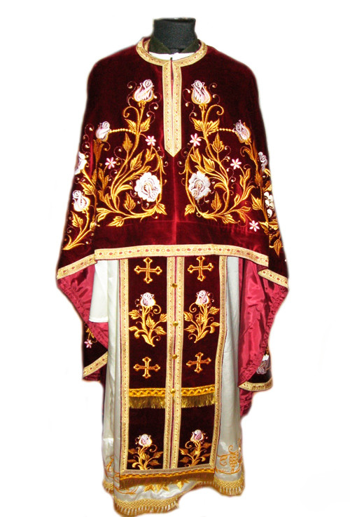 Одяг священиків для служби з вишивкою