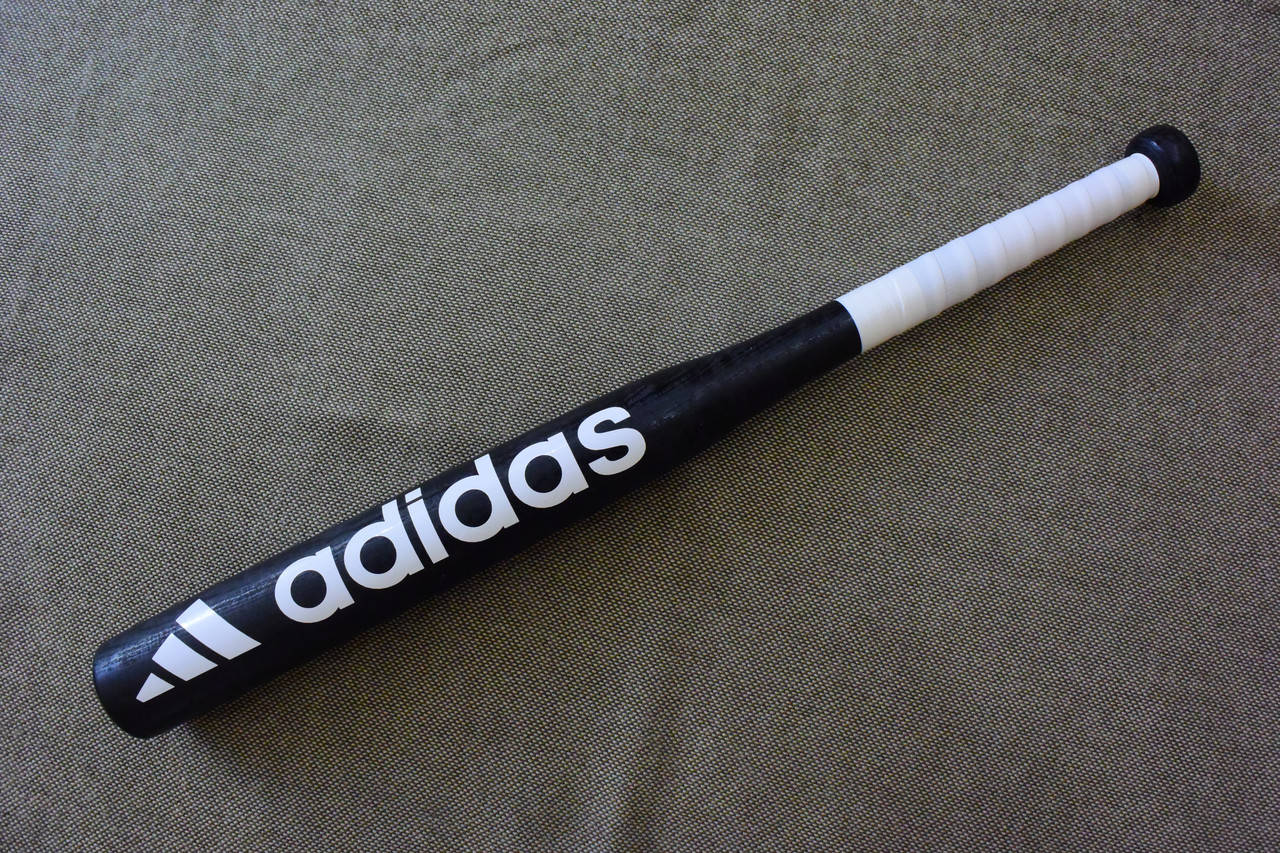 

Бейсбольная бита "ADIDAS"деревянная, 65см, ручка обтянута кожей.