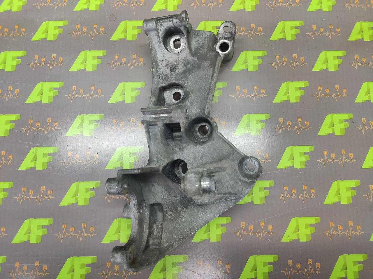 

Кронштейн крепления генератора Renault 8200473400