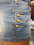 Короткі жіночі шорти з декоративними ґудзиками на передніх кишенях, фото 3