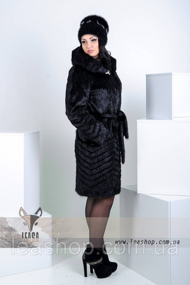 Женская шуба из нутрии, стрижка елочка, изображение Длинная черная шуба с капюшоном из нутрии фото