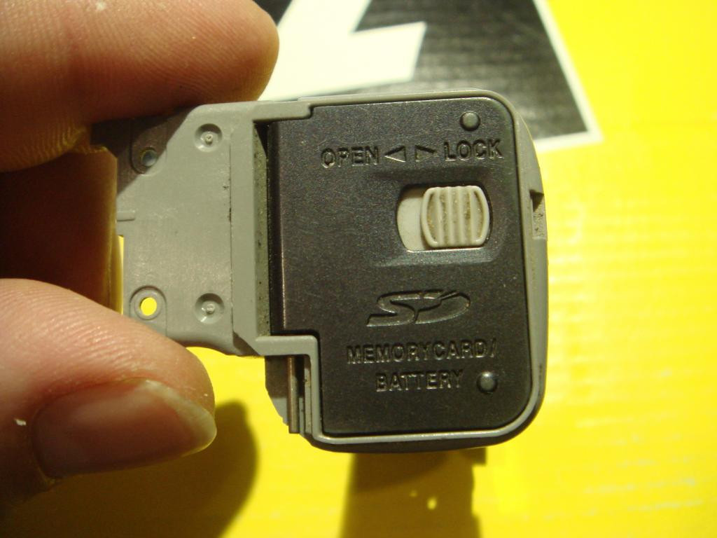 Кришка з батарейним відсіком на Panasonic TZ1.