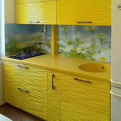 Фасады изделий могут быть из ДСП, плёночного МДФ,крашеного МДФ, дерева. Текстура в фасадах может идти как по вертикали, так и по горизонтали.Фасады из МДФ также можна различить по типам фрезеровки. (на фото кухня Галактика фасад МДФ тип "Леон")