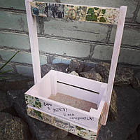 Ящик дерев'яний із ручкою для квітів і сувенірів.