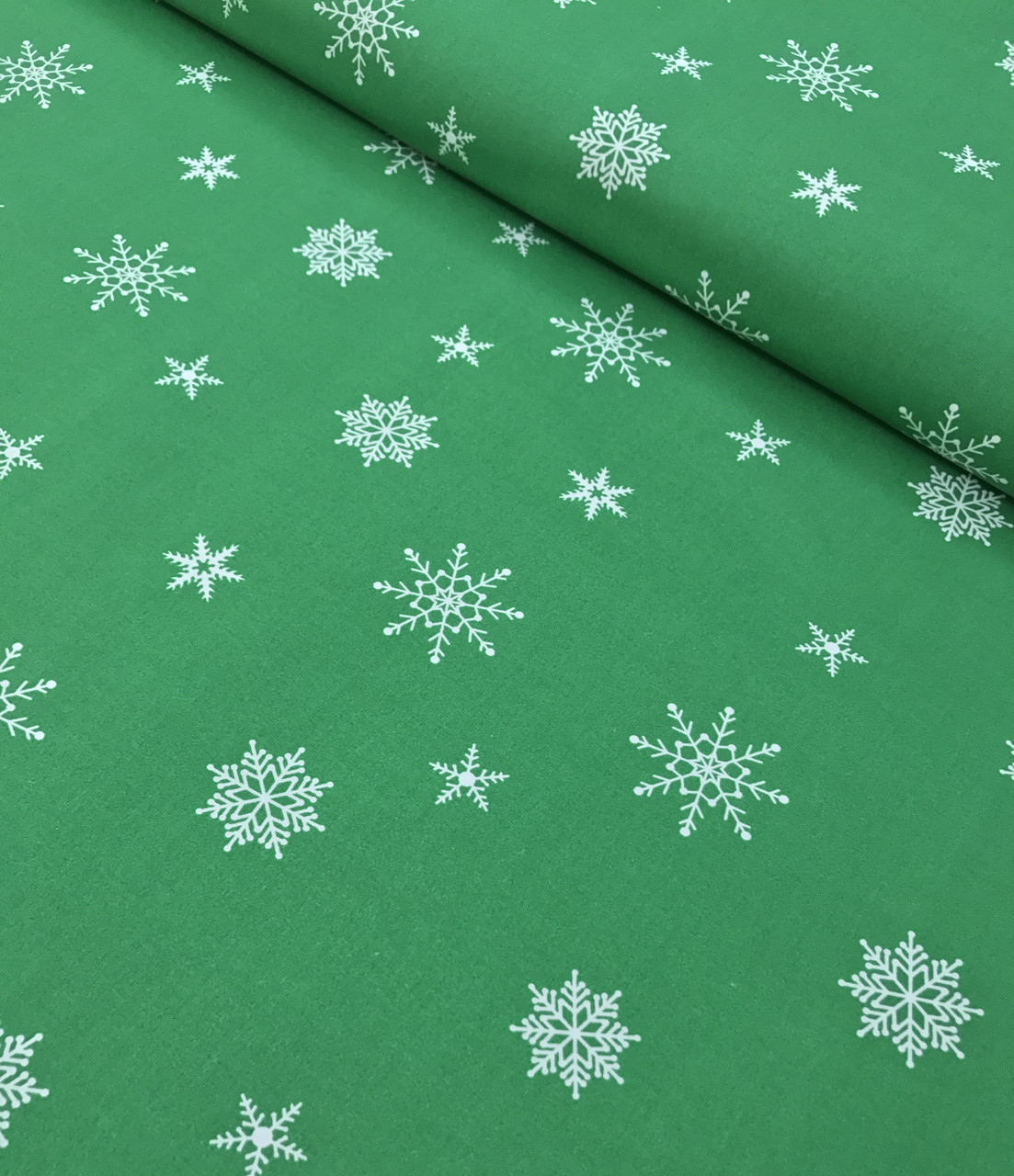 Новогодняя ткань польская белые снежинки на зеленом редкие №345