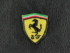 Нашивка Ferrari 25x30 мм