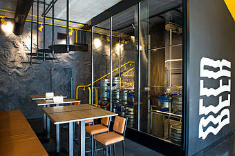 Холодная комната. Вид со стороны столиков гостей на первом этаже.  