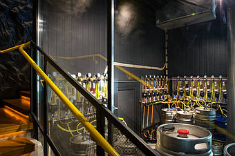 Вид с лестницы через стекло. В самом верху - внутренних блок промышленного кондиционера. Ниже - панели с оборудованием для подачи пива.  