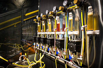 Панель с ФОБ-детекторами, пивными насосами, вторичными редукторами, цветными пивными шлангами, соединенными фитингами John Guest. 