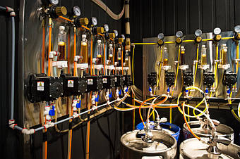 Еще один вид изнутри холодной комнаты на пивное оборудование. 