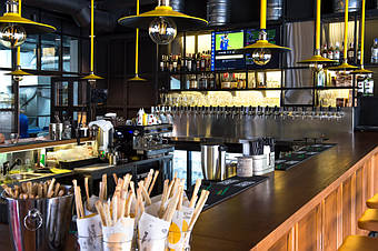 Вид на барную стойку.