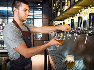 Розлив холодного свежего пива в 3B Republic. 