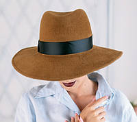 Шляпа из фетра с лентой под мужской стиль поля 10 см