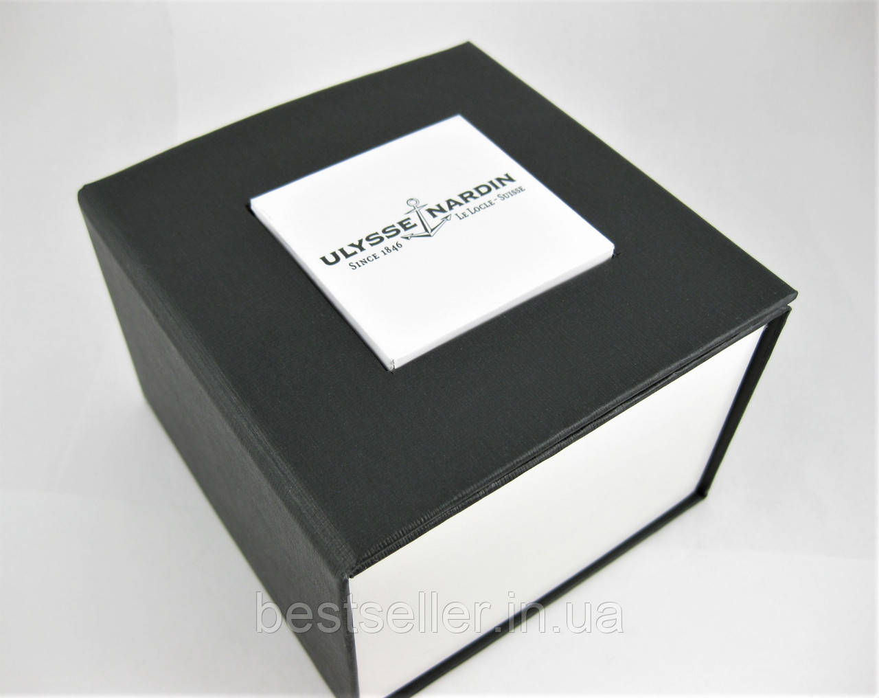 Коробка з подушечкою для годинників Ulysse nardin.
