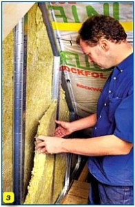 Установка плит утеплювача між стійками каркаса Установка плит утеплювача між стійками каркаса