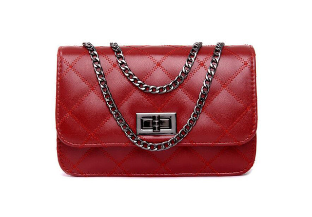 Сумка жіноча стьобана з ремінцем ланцюжком (червона), фото 1